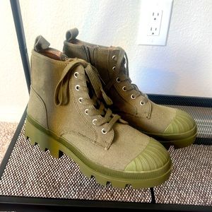 Universal threads canvas combat boots NWOT